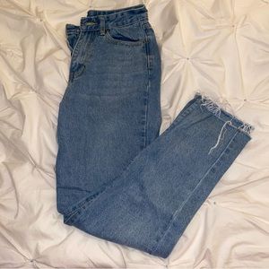 RAW HEM MOM JEANS MED BLUE WASH